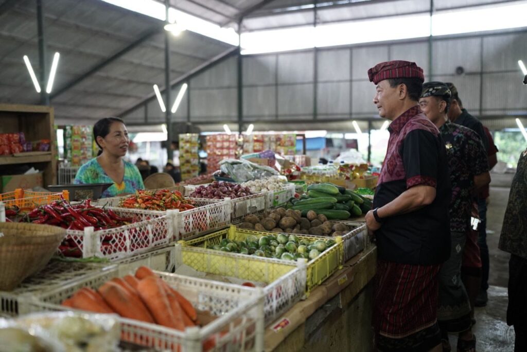 Jelang Idul Fitri Bupati Gede Dana Tinjau Langsung Pasar Rakyat