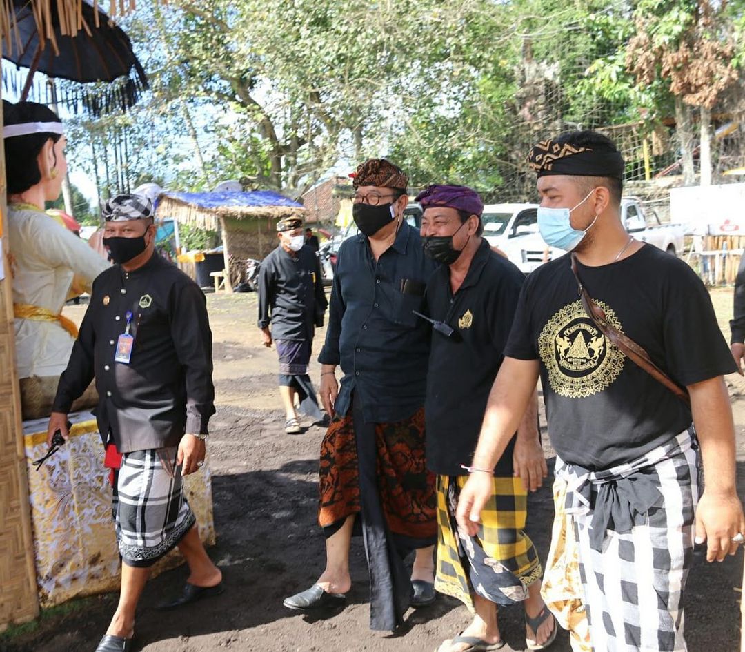Wagub Cok Ace Hadiri Pelaksanaan Upacara Ngaben Masal Di Desa Adat Bentuyung Ubud