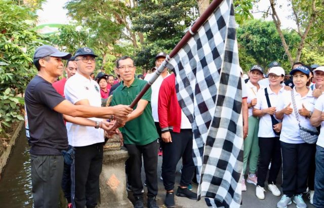 Walikota Jaya Negara Lepas Jalan Sehat Serangkaian Hut Ke Bks Lpd Kota Denpasar